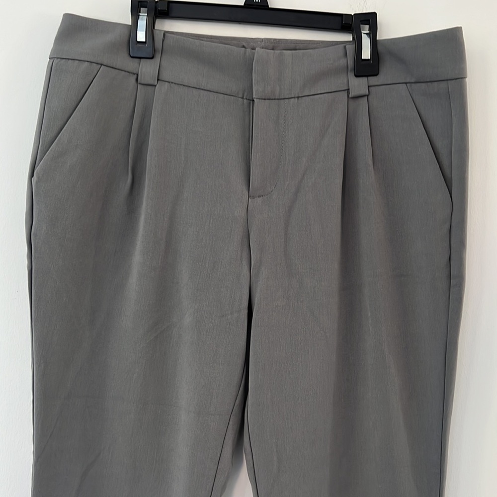 Old Navy Women’s Pants size 8 in Gray with Cuffs - Picture 2 of 6